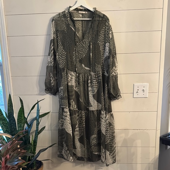 Black Tape_ Sheer Green Patterned Tiered Long Sleeve Dress Size Large - Picture 1 of 9